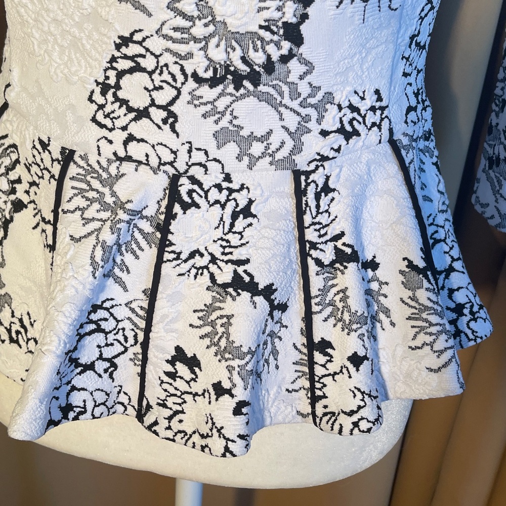 Joseph Ribkoff Textured Peplum Floral Blazer Jacket Size 4 Keyhole Neckline - Picture 3 of 10
